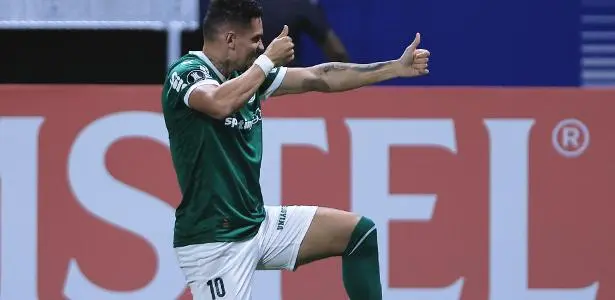Palmeiras brilha com gol de Paulinho e mantém 100% de aproveitamento. 1 Paulinho comemora gol do Palmeiras sobre o Sporting Cristal em duelo da Libertadores