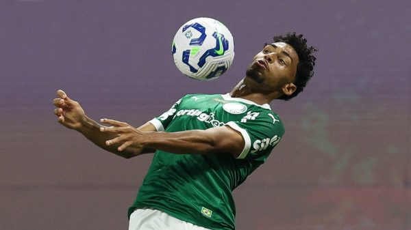 Jogador do Palmeiras dominando a bola com o peito em jogo