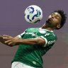 Jogador do Palmeiras dominando a bola com o peito em jogo
