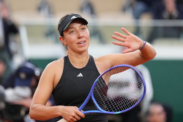 Pegula vence a primeira em Paris, Jabeur sofre dura derrota
