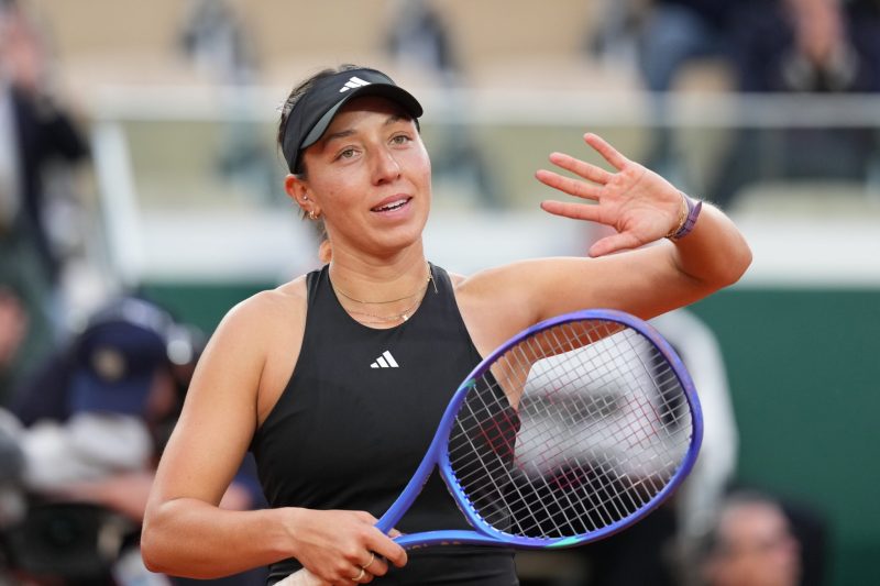 Pegula vence a primeira em Paris, Jabeur sofre dura derrota