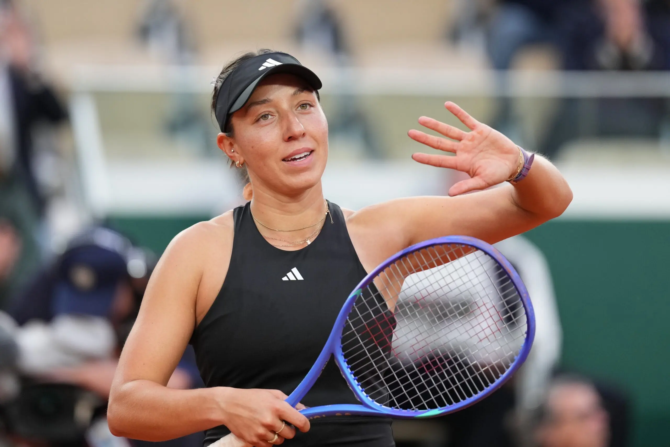 Pegula vence a primeira em Paris, Jabeur sofre dura derrota
