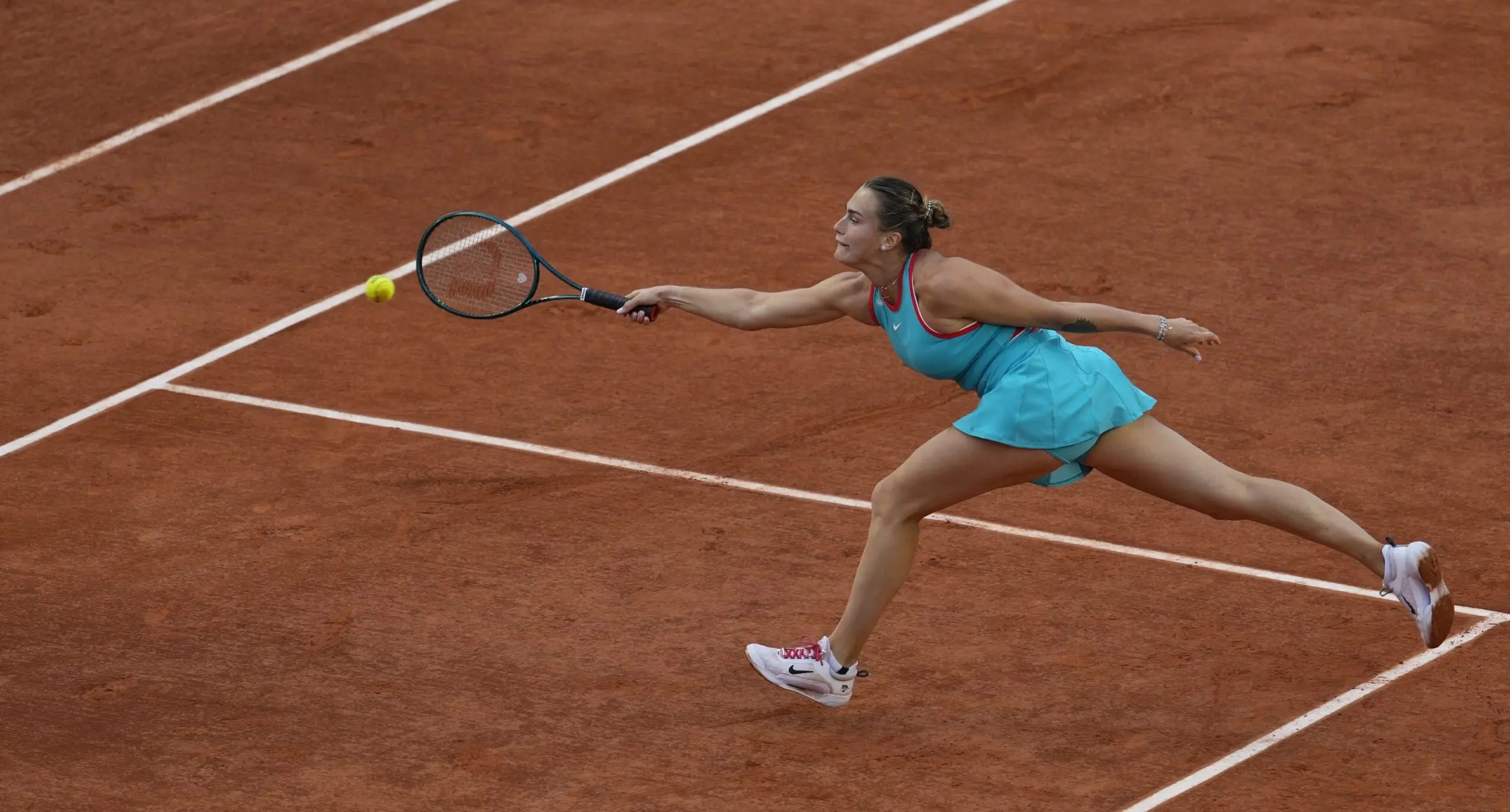 Sabalenka cresce após início difícil e avança com nove games seguidos