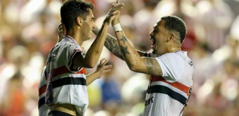 São Paulo usa Luciano e base e vence Náutico em jogo com expulsões