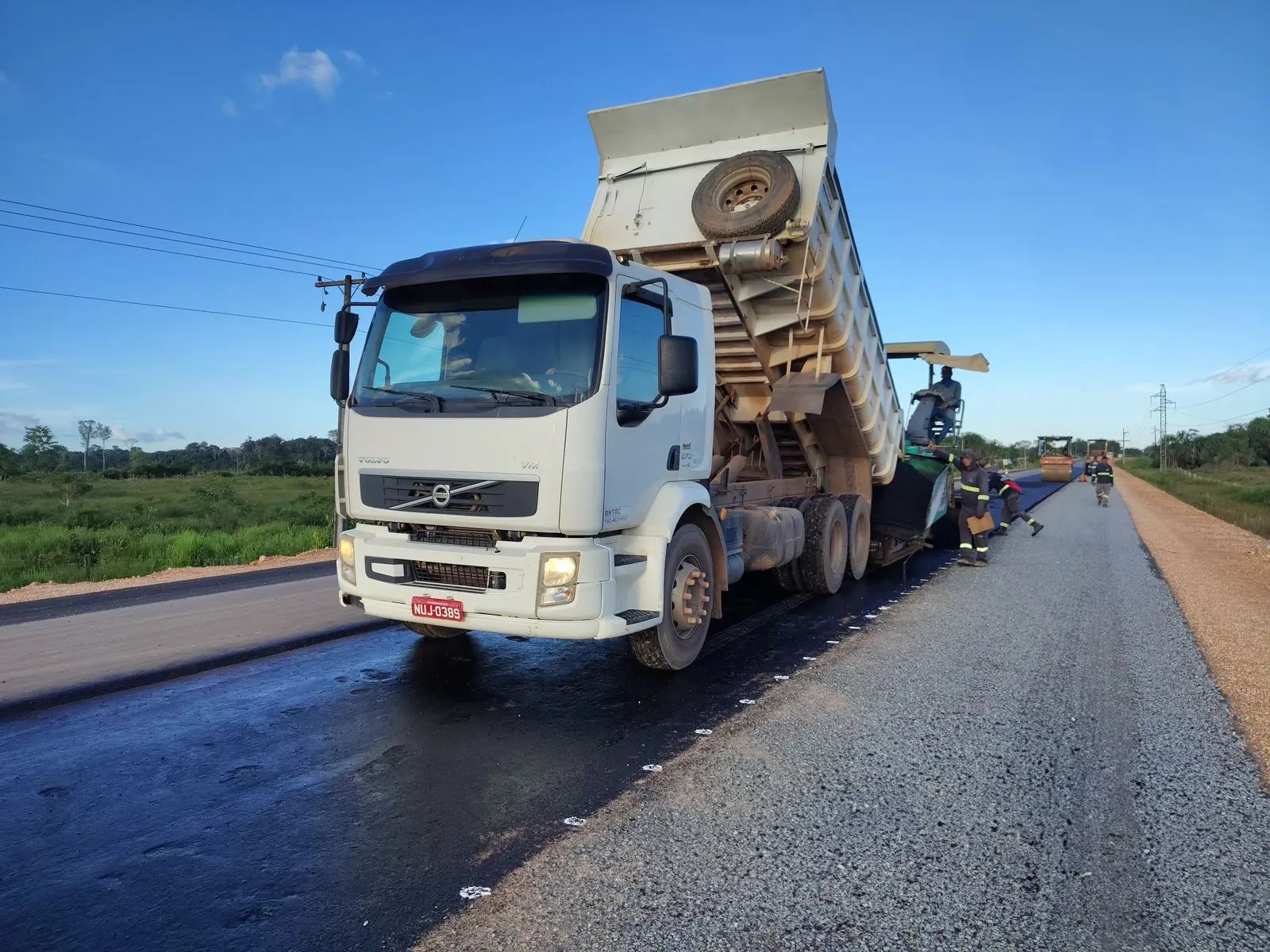 Governo de Roraima dá início ao asfaltamento da BR-210 em Caroebe 1 Servico de asfaltamento da BR 210 Ascom Seinf 1