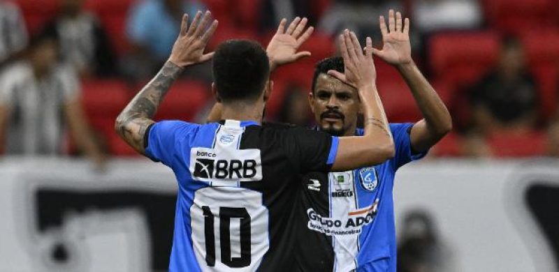 Rodriguinho (de costas), do Capital, celebra gol marcado sobre o Botafogo em jogo da Copa do Brasil