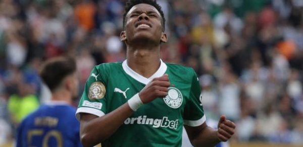 Estêvão se lamenta durante Palmeiras x Porto, jogo do Mundial