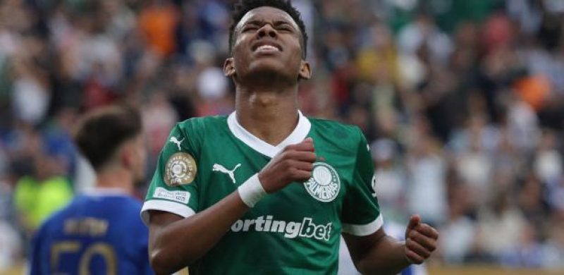 Estêvão se lamenta durante Palmeiras x Porto, jogo do Mundial