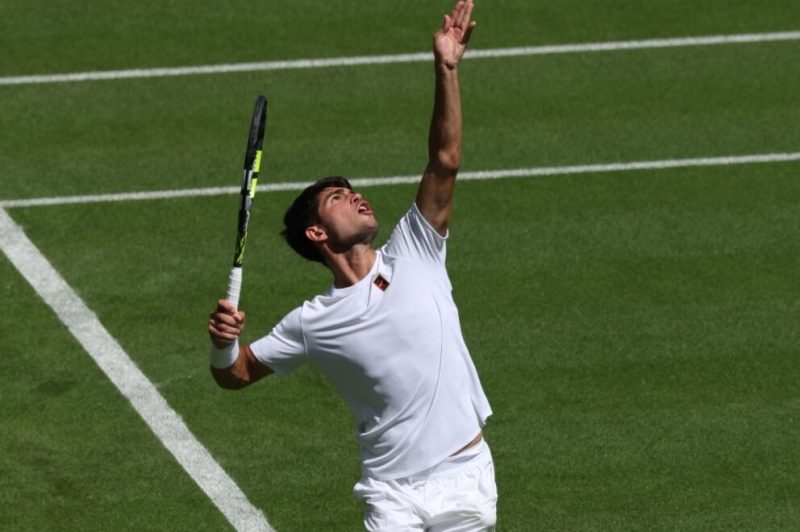 Alcaraz precisa de 5 sets para bater Fognini e vencer a 30ª na grama