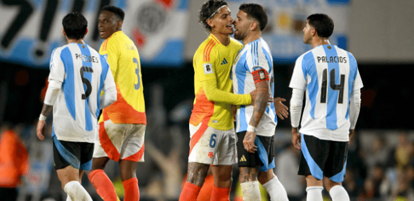 Richard Ríos e Otamendi discutindo durante o empate entre Argentina e Colômbia