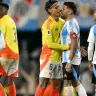 Richard Ríos e Otamendi discutindo durante o empate entre Argentina e Colômbia