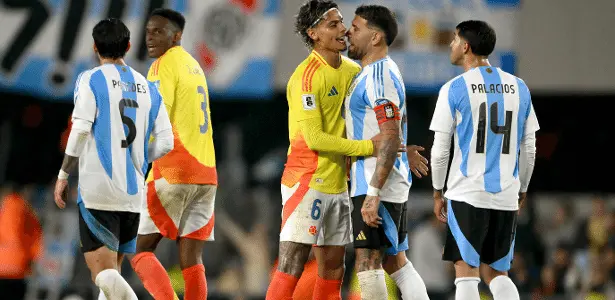 Richard Ríos e Otamendi discutindo durante o empate entre Argentina e Colômbia