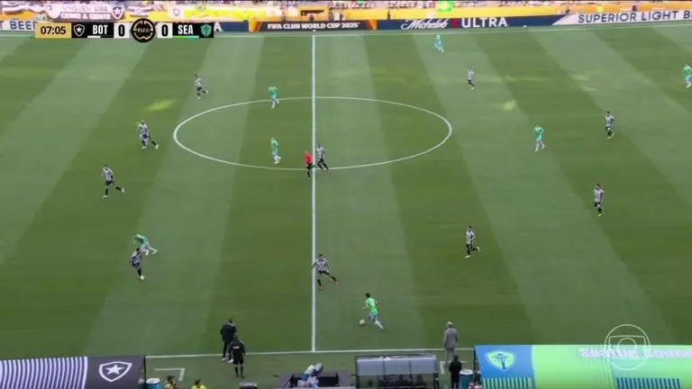 Artur explica "treta" com lateral e falta sofrida que gerou gol do Botafogo: "Estava de graça para cima de mim" | botafogo