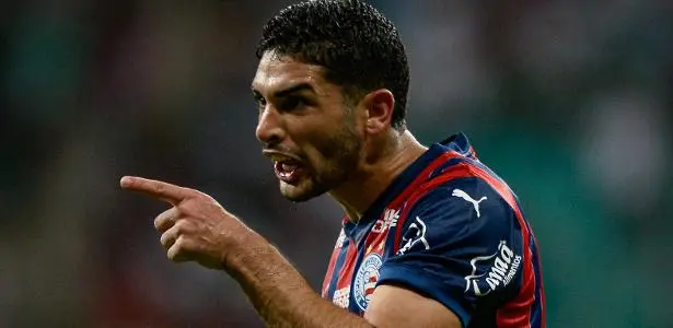 Bahia vence Bragantino com belos gols e se aproxima dos líderes do Campeonato Brasileiro. 1 Bahia atropela Bragantino com golaços e cola nos líderes do Brasileiro