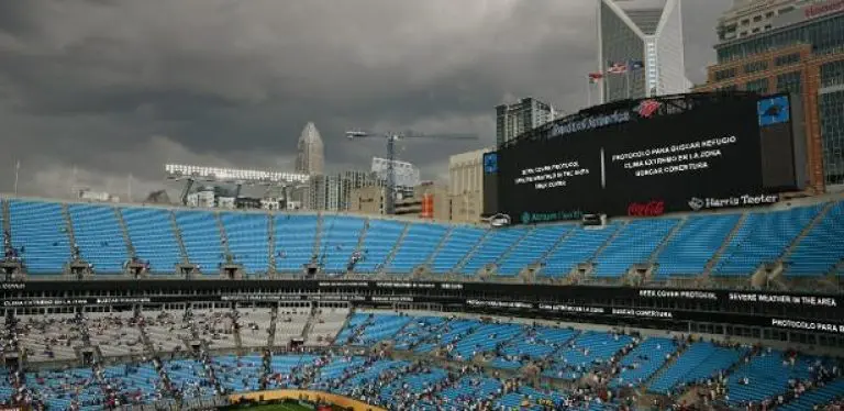 Tempestade se aproximando do Bank of America Stadium, palco de Benfica x Chelsea no Mundial