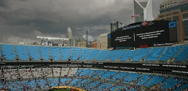 Tempestade se aproximando do Bank of America Stadium, palco de Benfica x Chelsea no Mundial