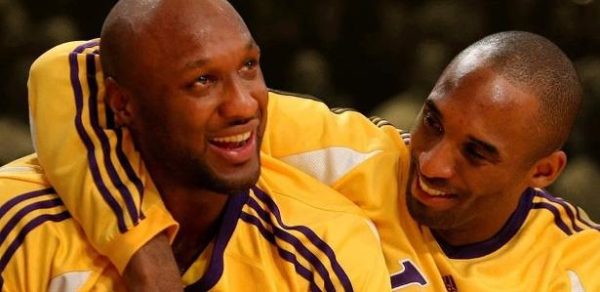 Lamar Odon (esquerda) ao lado de Kobe Bryant em atuação pelo Lakers