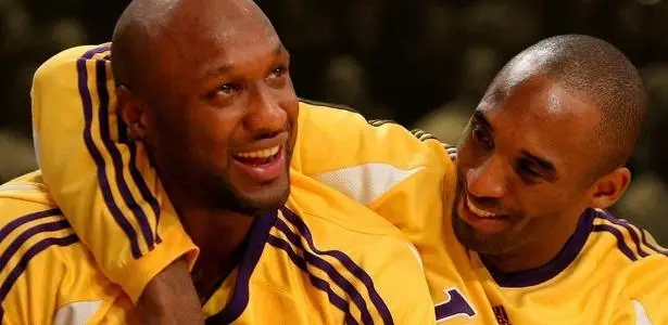 Lamar Odon (esquerda) ao lado de Kobe Bryant em atuação pelo Lakers