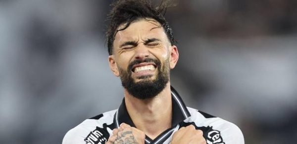 Mastriani comemora gol marcado pelo Botafogo contra o Ceará no Brasileirão