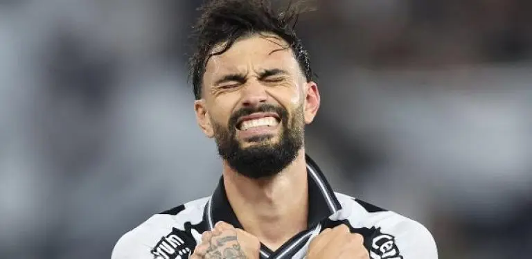 Mastriani comemora gol marcado pelo Botafogo contra o Ceará no Brasileirão