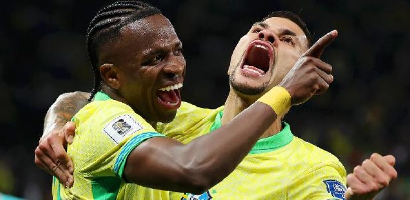 Vini Jr comemora gol do Brasil sobre o Paraguai em duelo das Eliminatórias