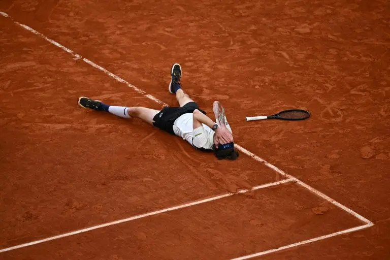 Bublik vence mais um top 10, derruba Draper e faz quartas