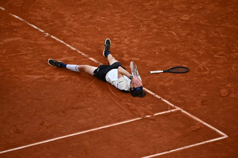 Bublik vence mais um top 10, derruba Draper e faz quartas