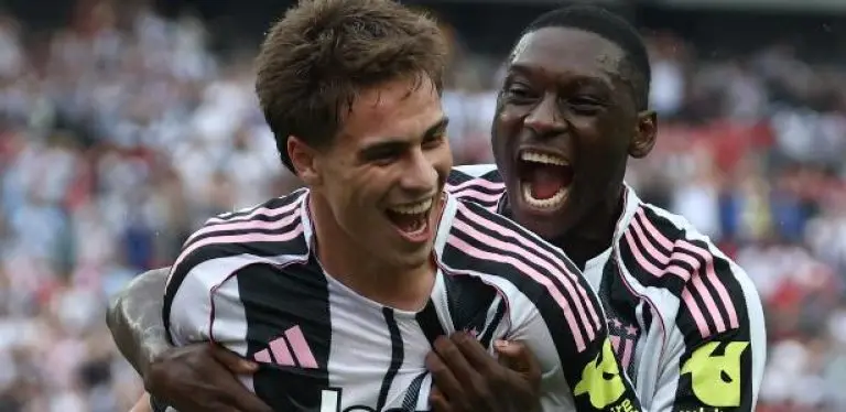 Yildiz, camisa 10 da Juventus, celebra com Kolo Muani, ao fundo, um dos gols marcados sobre o Wydad, no Mundial