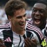 yildiz, camisa 10 da juventus, celebra com kolo muani, ao fundo, um dos gols marcados sobre o wydad, no mundial