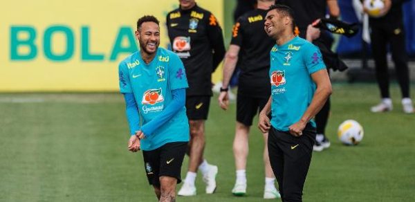 Neymar e Casemiro durante treino da seleção brasileira na Granja Comary