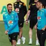 Neymar e Casemiro durante treino da seleção brasileira na Granja Comary