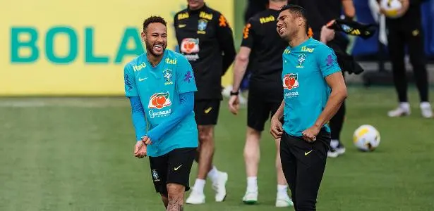 Neymar e Casemiro durante treino da seleção brasileira na Granja Comary