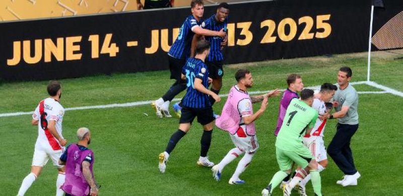 Dumfries, da Inter, e Acuña, do River Plate, protagonizaram uma confusão após o apito final