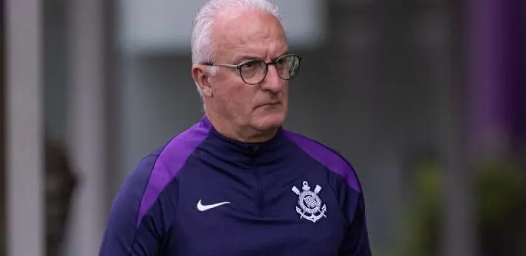 Dorival Júnior, técnico do Corinthians, durante treino no CT Dr. Joaquim Grava