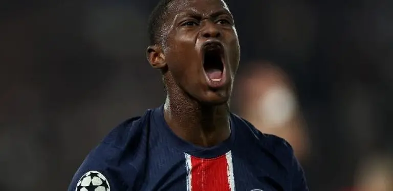 Nuno Mendes comemora após marcar pelo PSG na Champions League