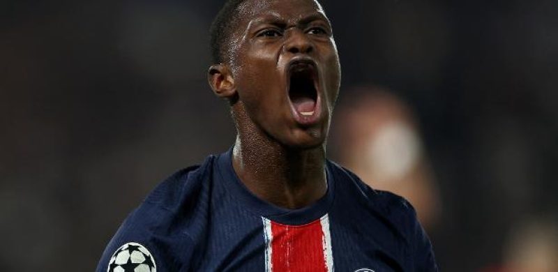 Nuno Mendes comemora após marcar pelo PSG na Champions League