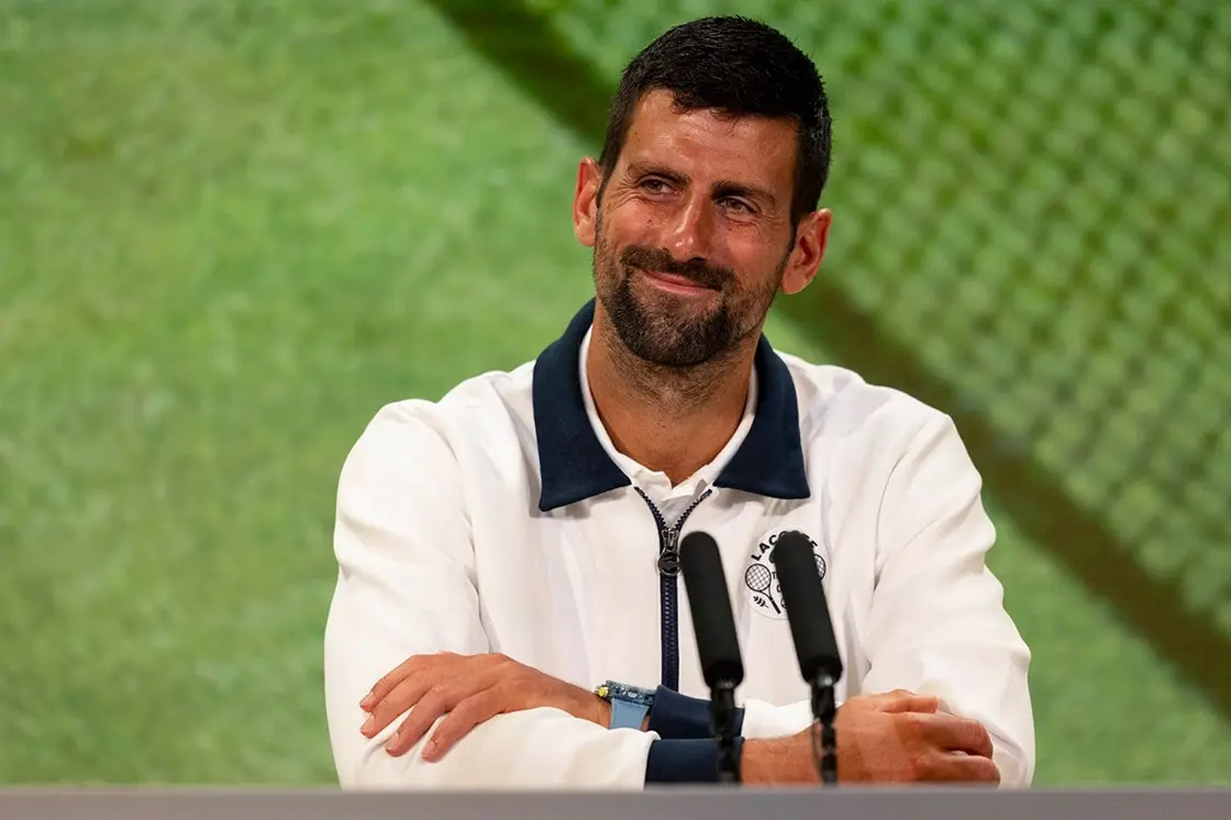 Djokovic afasta rumores de aposentadoria e foca em conquistar mais um título em Wimbledon. 1 Djokovic descarta aposentadoria e mira novo título em Wimbledon