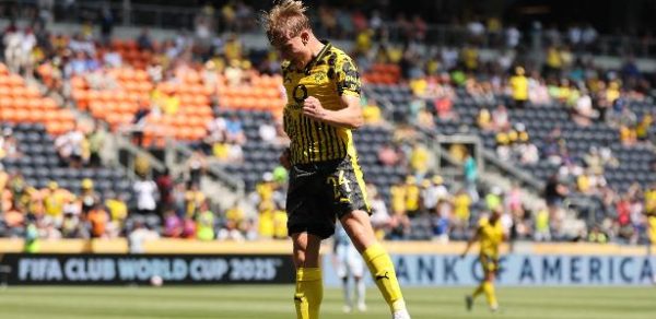 Svensson, do Borussia Dortmund, comemora gol marcado contra o Ulsan HD, pelo Mundial de Clubes