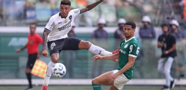 Igor Jesus, do Botafogo, finaliza enquanto é observado por Murilo, do Palmeiras, em jogo pelo Brasileirão