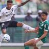 Igor Jesus, do Botafogo, finaliza enquanto é observado por Murilo, do Palmeiras, em jogo pelo Brasileirão