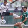 Igor Jesus, do Botafogo, finaliza enquanto é observado por Murilo, do Palmeiras, em jogo pelo Brasileirão