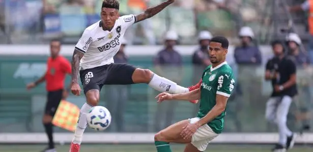 Igor Jesus, do Botafogo, finaliza enquanto é observado por Murilo, do Palmeiras, em jogo pelo Brasileirão