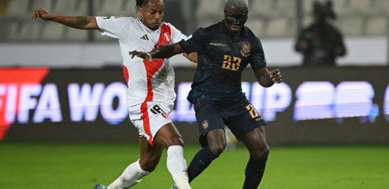 Carrillo e Caicedo em ação durante jogo entre Peru e Equador pelas Eliminatórias
