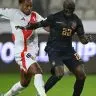Carrillo e Caicedo em ação durante jogo entre Peru e Equador pelas Eliminatórias