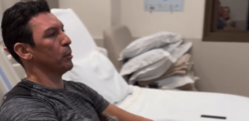 Lúcio realizando fisioterapia no Hispital Nora Teixeira, em Porto Alegre