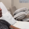 Lúcio realizando fisioterapia no Hispital Nora Teixeira, em Porto Alegre