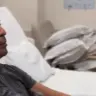 Lúcio realizando fisioterapia no Hispital Nora Teixeira, em Porto Alegre