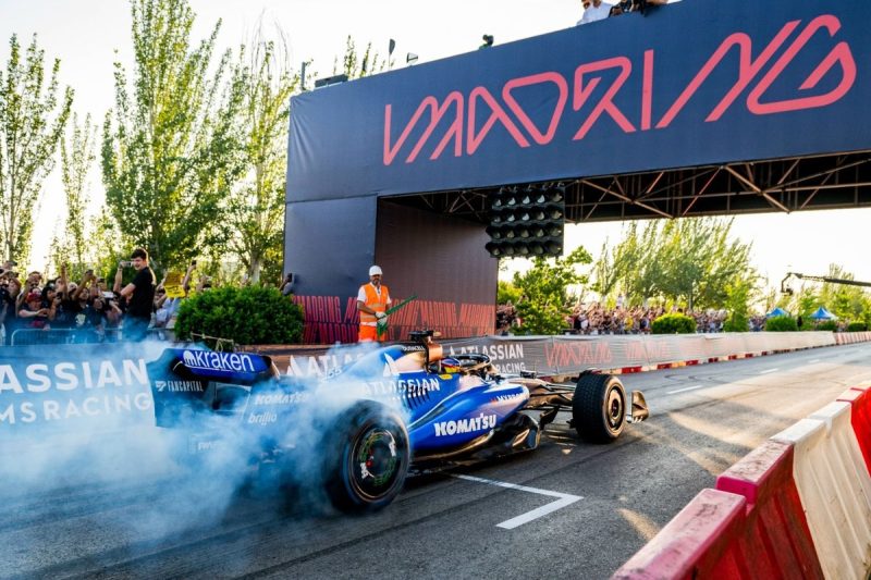 F1: Sainz dá show em evento de estreia do Madring