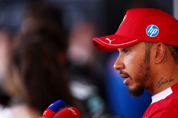 F1: Vice-chefe da Ferrari responde à reclamação de Hamilton sobre estratégia da Áustria