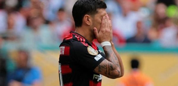 Arrascaeta se lamenta durante jogo entre Bayern de Munique e Flamengo no Mundial